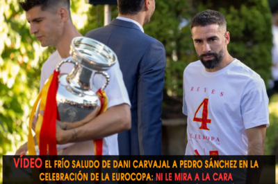 El frío saludo de Dani Carvajal a Pedro Sánchez en la celebración de la Eurocopa: ni le mira a la cara