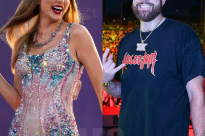 Watch as Taylor Swift couldn’t hold back any longer on stage and announced to the whole world, ‘THAT’S MY MAN,’ blowing a kiss in Travis Kelce’s direction while pointing at him. Embarrassed, Travis ran backstage – ‘He’s SHY!’