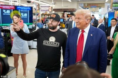 The dramatic moment when Trump suddenly appeared at the grocery store, took out his wallet and bent down to do something special that made the crowd go crazy.