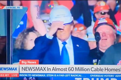 Watch: Tens of thousands of people went crazy at the moment Trump called steelworkers onto the stage, and were even more surprised when he bent down to put on this special helmet…